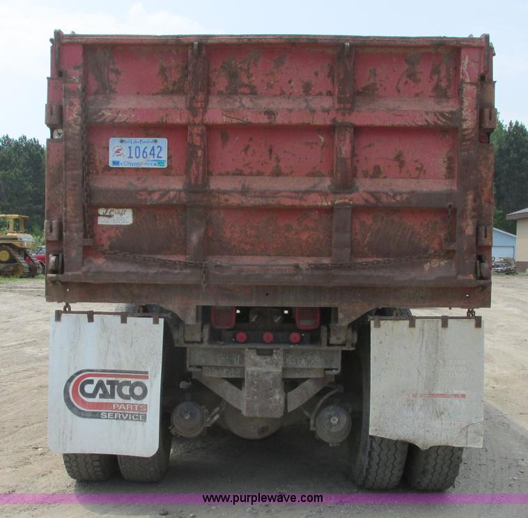 image for item A8827 1985 Ford LT8000 dump truck