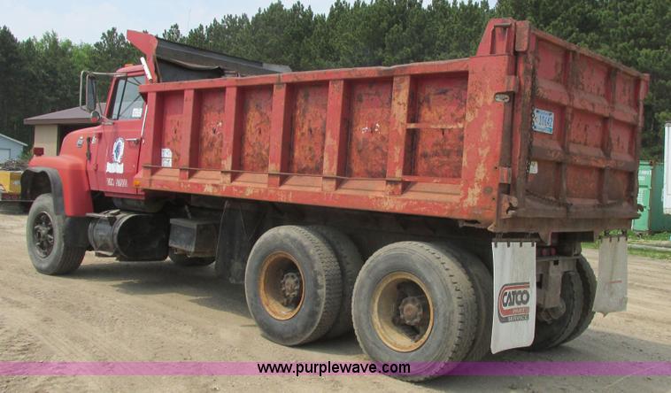 image for item A8827 1985 Ford LT8000 dump truck