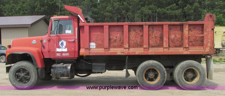 image for item A8827 1985 Ford LT8000 dump truck