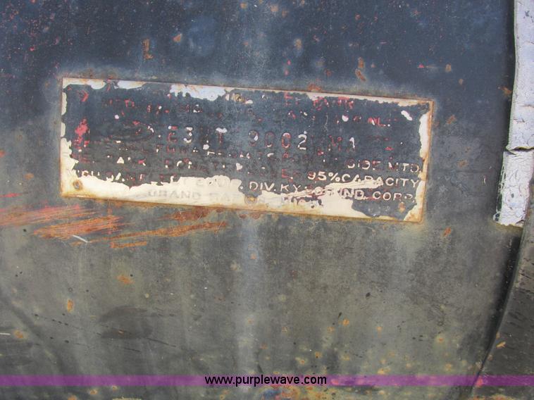 image for item A8827 1985 Ford LT8000 dump truck