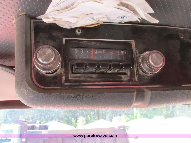 image for item A8827 1985 Ford LT8000 dump truck