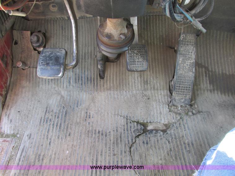 image for item A8827 1985 Ford LT8000 dump truck