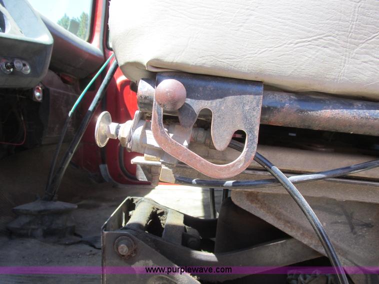 image for item A8827 1985 Ford LT8000 dump truck