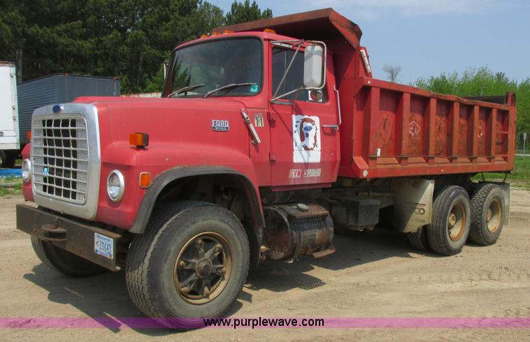 image for item A8828 1985 Ford LT8000 dump truck