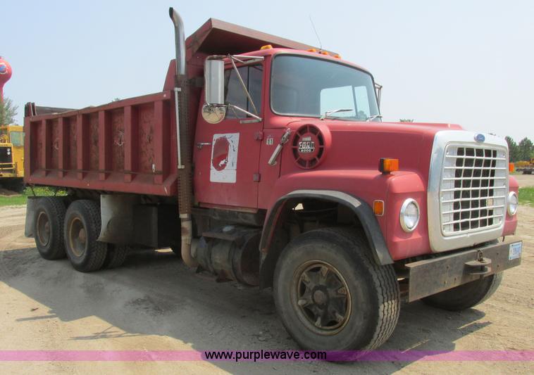 image for item A8828 1985 Ford LT8000 dump truck