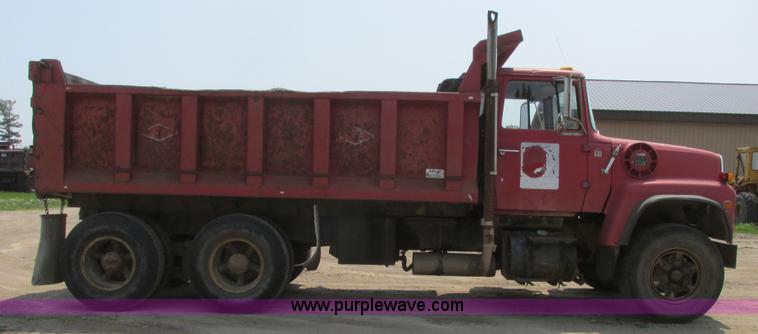 image for item A8828 1985 Ford LT8000 dump truck