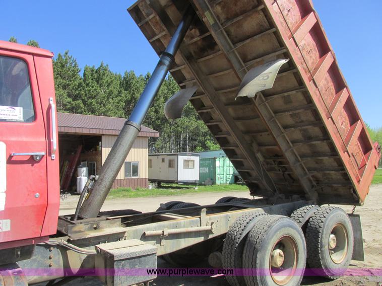 image for item A8828 1985 Ford LT8000 dump truck