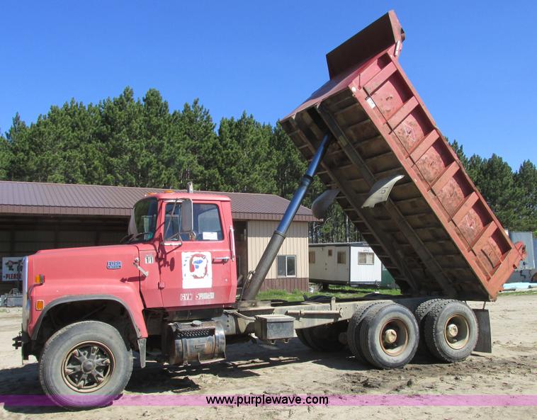 image for item A8828 1985 Ford LT8000 dump truck
