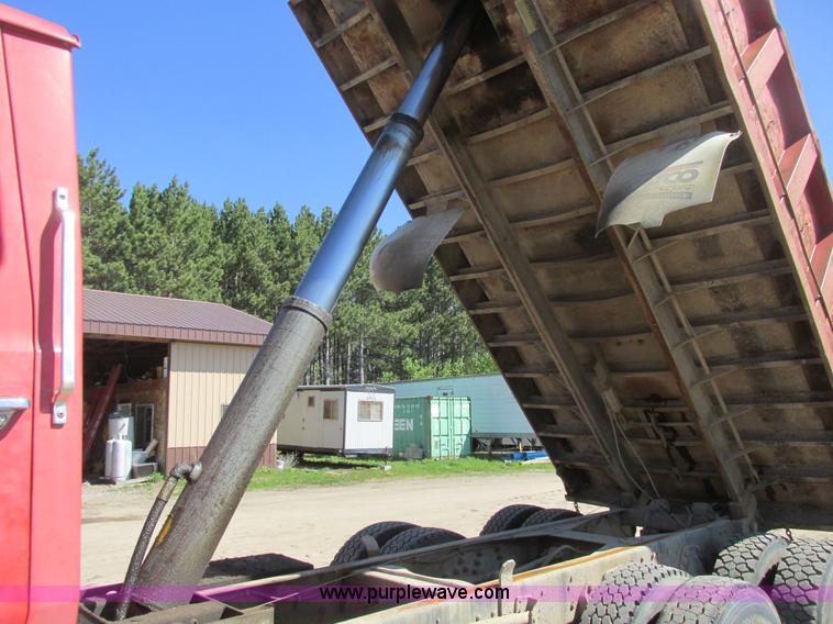 image for item A8828 1985 Ford LT8000 dump truck