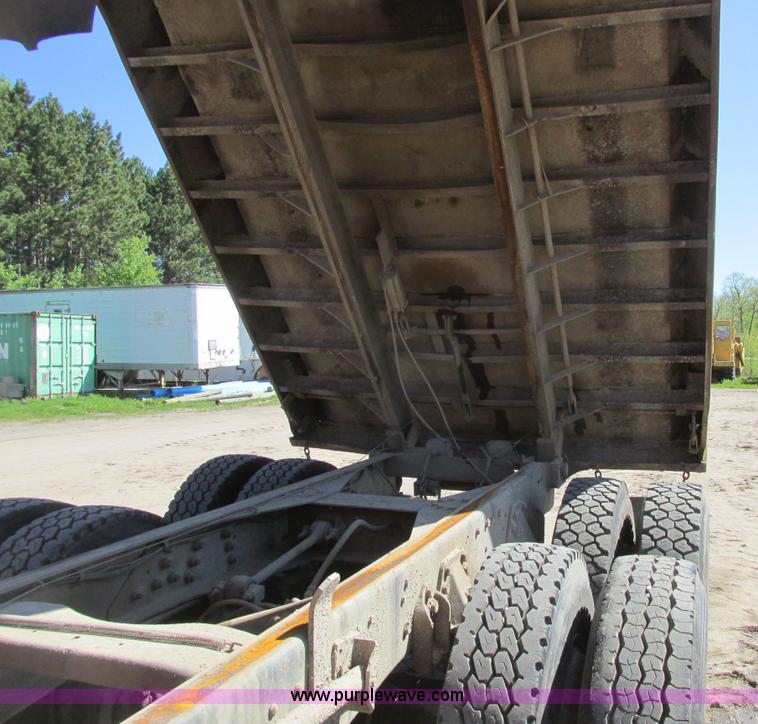 image for item A8828 1985 Ford LT8000 dump truck