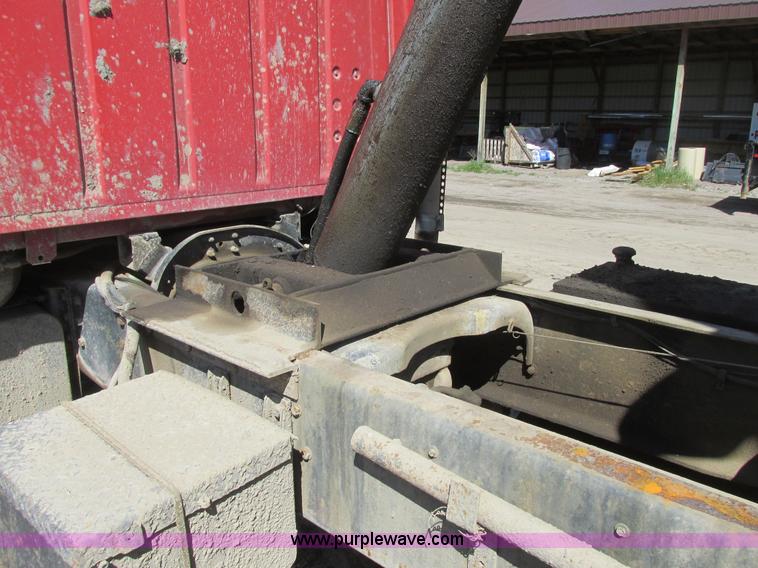 image for item A8828 1985 Ford LT8000 dump truck