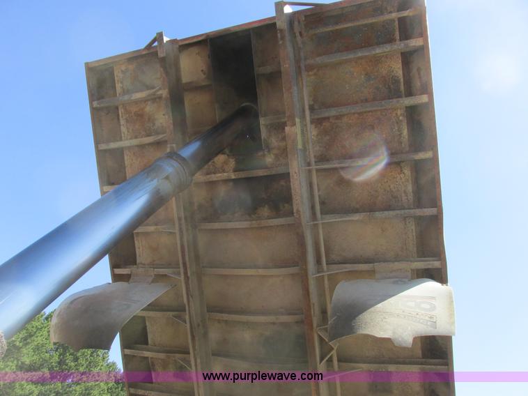 image for item A8828 1985 Ford LT8000 dump truck