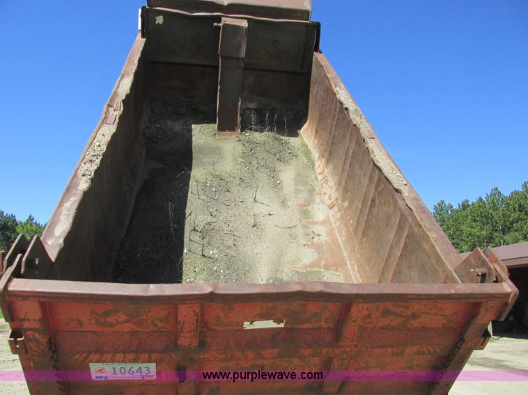 image for item A8828 1985 Ford LT8000 dump truck