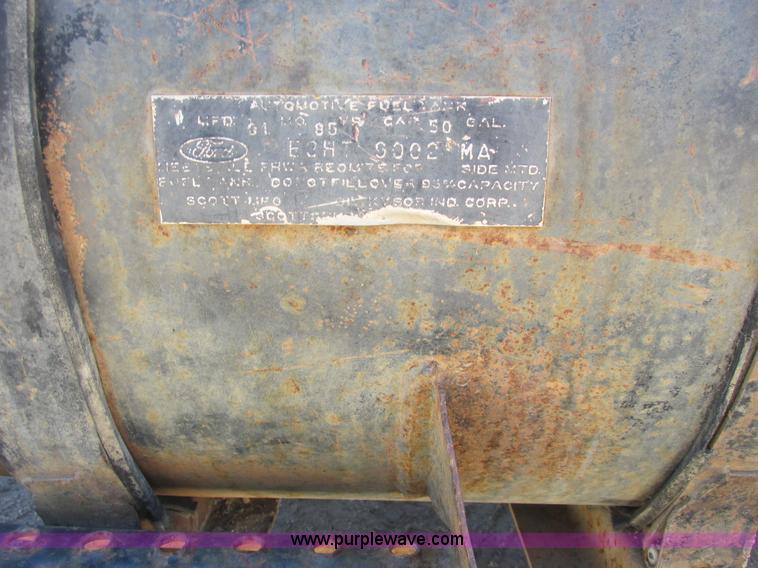 image for item A8828 1985 Ford LT8000 dump truck