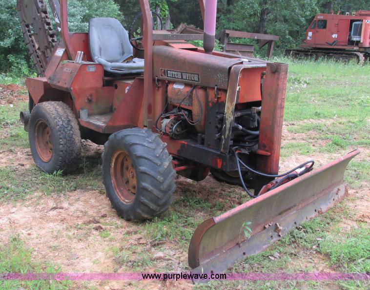 image for item AY9866 Ditch Witch R30 trencher