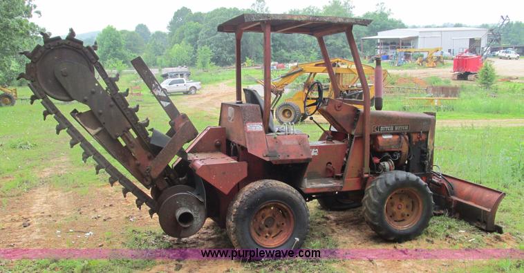 image for item AY9866 Ditch Witch R30 trencher