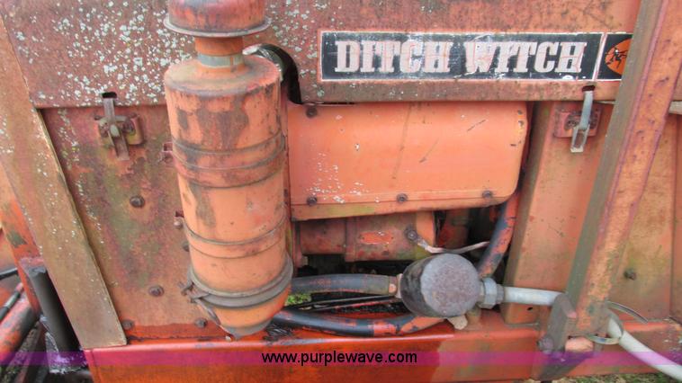 image for item AY9866 Ditch Witch R30 trencher