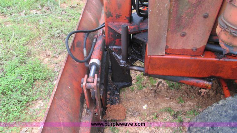 image for item AY9866 Ditch Witch R30 trencher