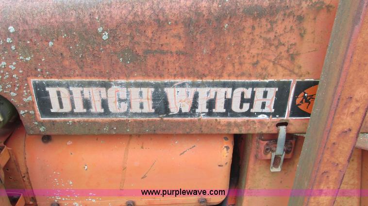 image for item AY9866 Ditch Witch R30 trencher