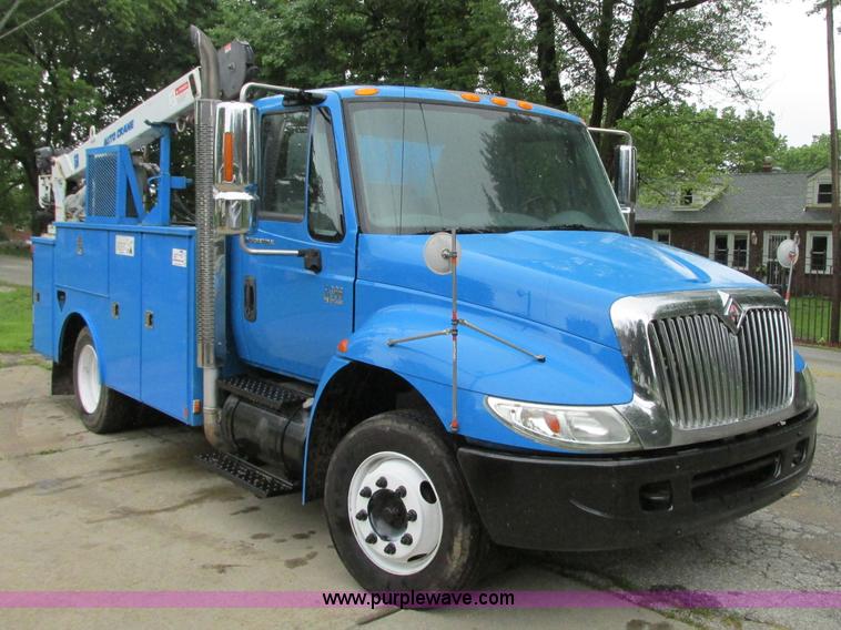 image for item B2954 2005 International DuraStar 4300 service truck