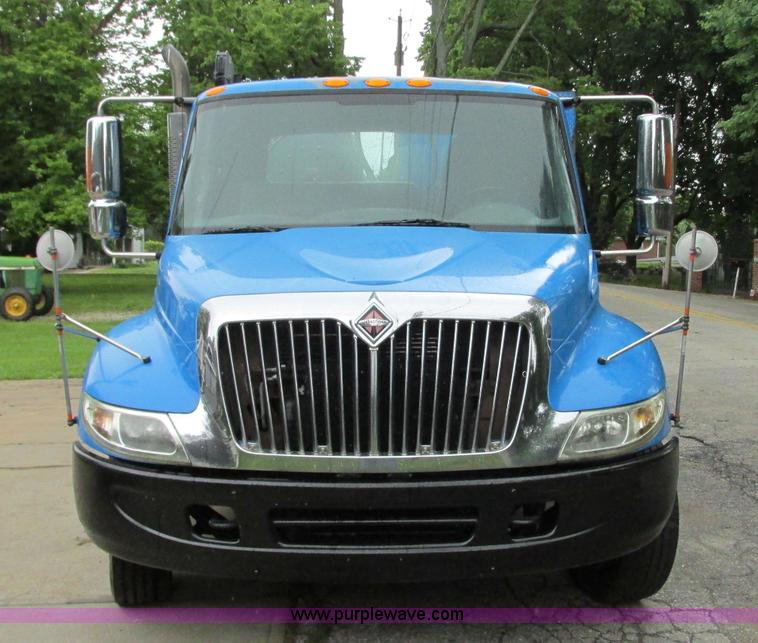 image for item B2954 2005 International DuraStar 4300 service truck