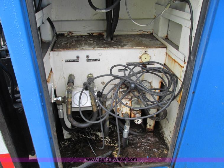 image for item B2954 2005 International DuraStar 4300 service truck