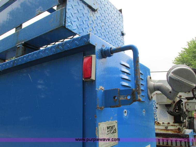 image for item B2954 2005 International DuraStar 4300 service truck