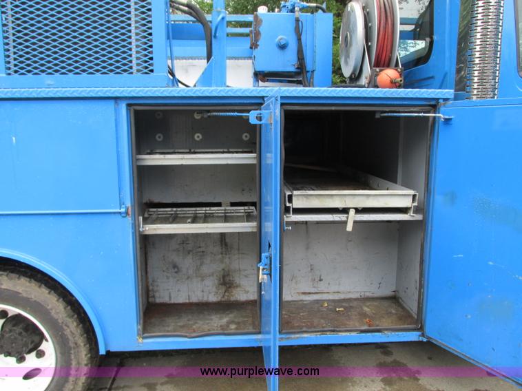 image for item B2954 2005 International DuraStar 4300 service truck