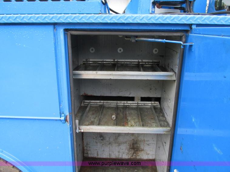 image for item B2954 2005 International DuraStar 4300 service truck