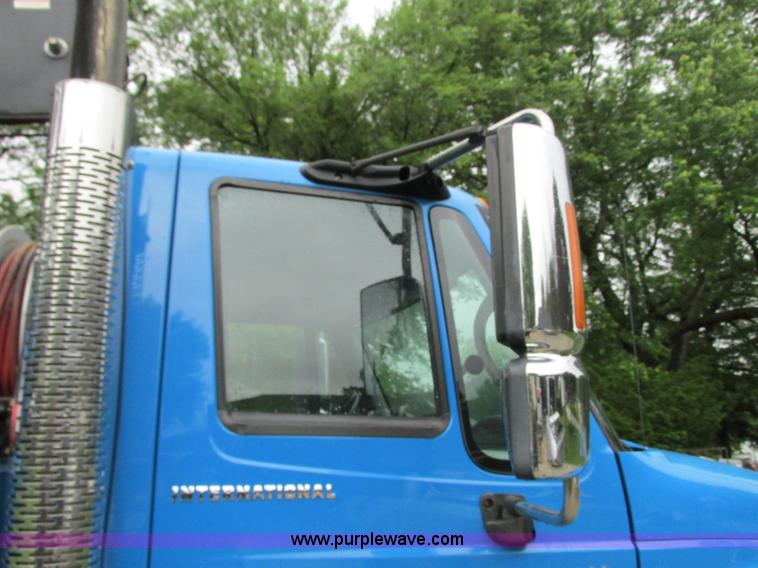 image for item B2954 2005 International DuraStar 4300 service truck