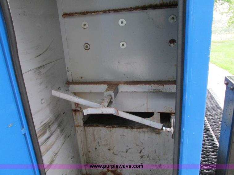 image for item B2954 2005 International DuraStar 4300 service truck