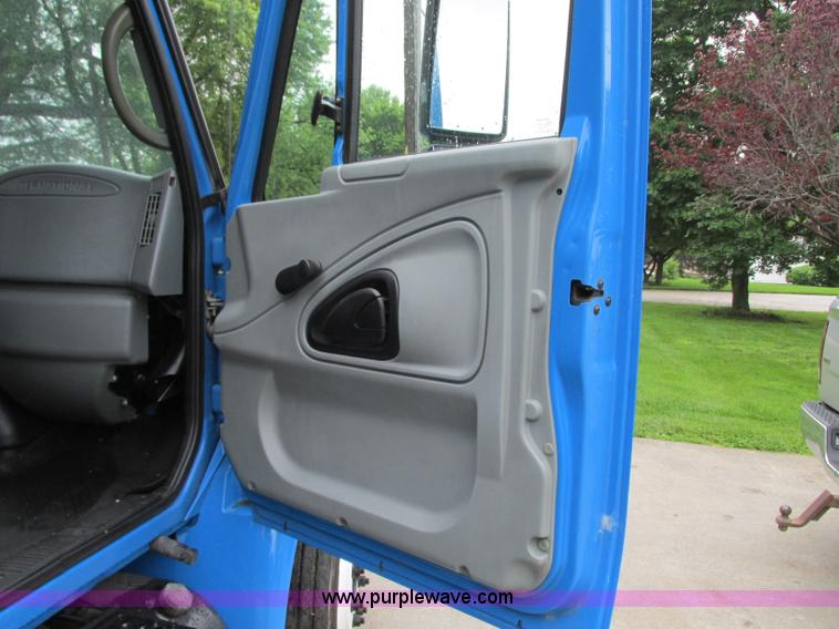 image for item B2954 2005 International DuraStar 4300 service truck