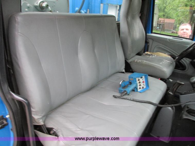 image for item B2954 2005 International DuraStar 4300 service truck