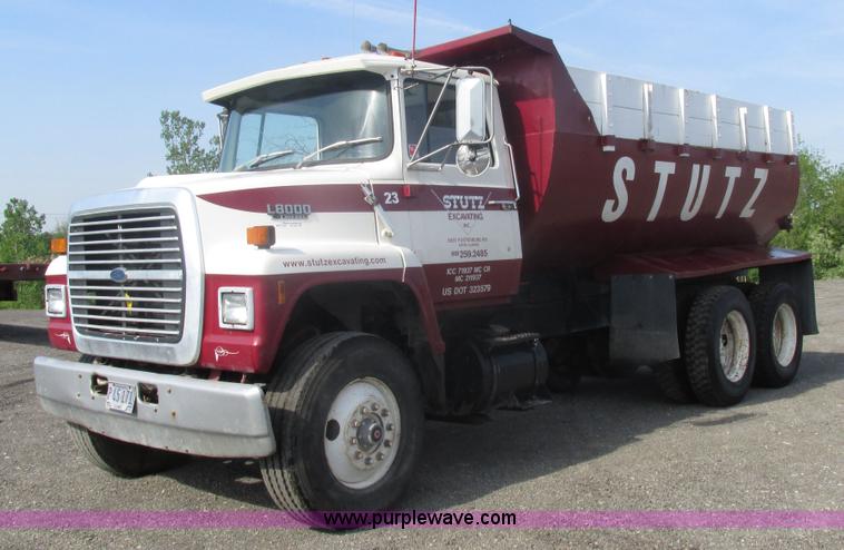 image for item BS9224 1989 Ford LNT8000 dump truck