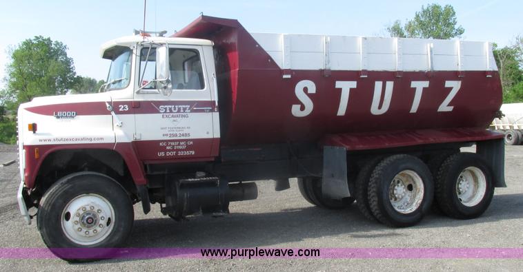 image for item BS9224 1989 Ford LNT8000 dump truck