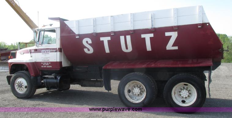 image for item BS9224 1989 Ford LNT8000 dump truck