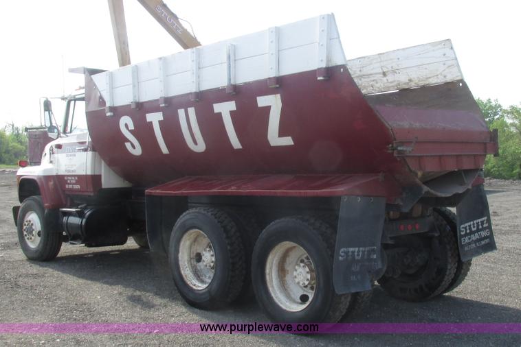 image for item BS9224 1989 Ford LNT8000 dump truck