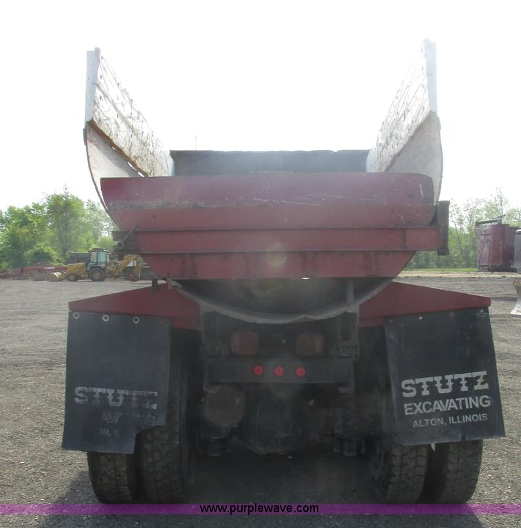 image for item BS9224 1989 Ford LNT8000 dump truck