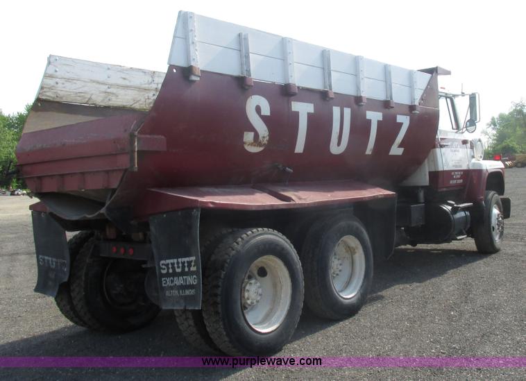 image for item BS9224 1989 Ford LNT8000 dump truck