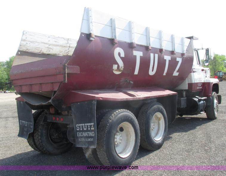image for item BS9224 1989 Ford LNT8000 dump truck