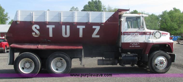 image for item BS9224 1989 Ford LNT8000 dump truck