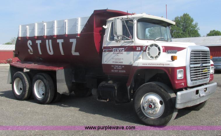 image for item BS9224 1989 Ford LNT8000 dump truck