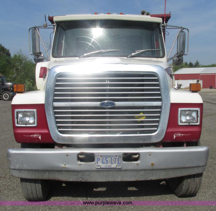 image for item BS9224 1989 Ford LNT8000 dump truck