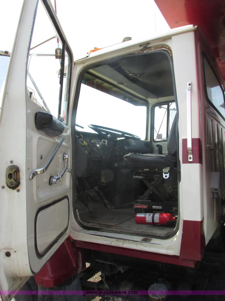 image for item BS9224 1989 Ford LNT8000 dump truck