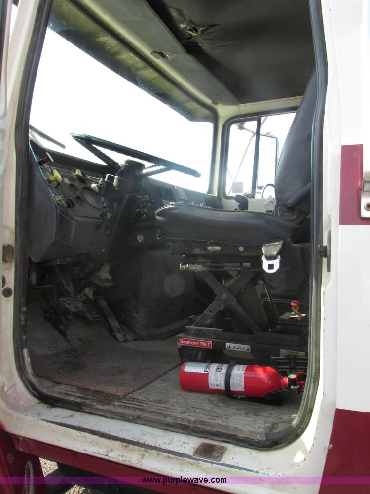 image for item BS9224 1989 Ford LNT8000 dump truck