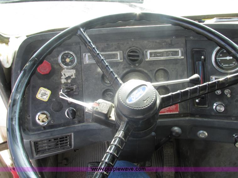 image for item BS9224 1989 Ford LNT8000 dump truck