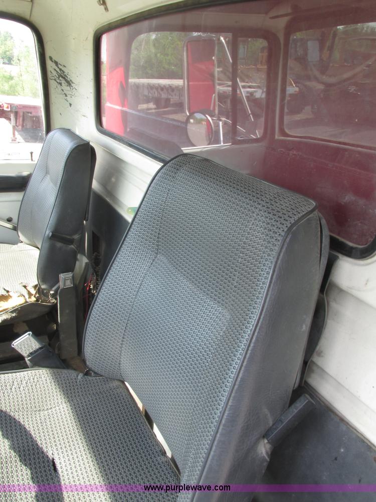 image for item BS9224 1989 Ford LNT8000 dump truck