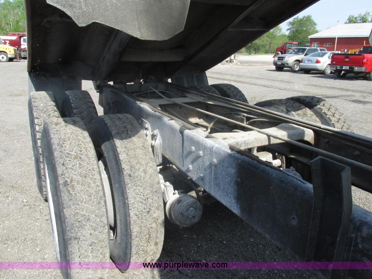 image for item BS9224 1989 Ford LNT8000 dump truck