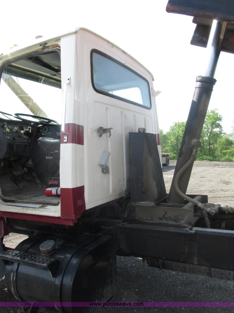 image for item BS9224 1989 Ford LNT8000 dump truck