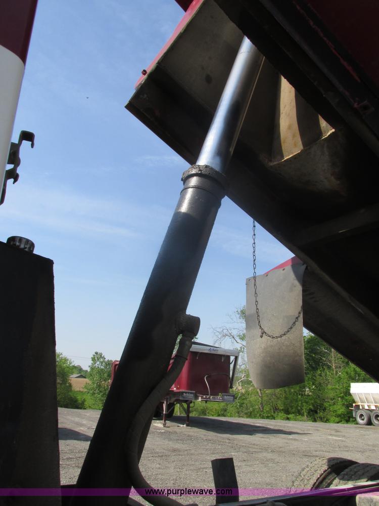 image for item BS9224 1989 Ford LNT8000 dump truck